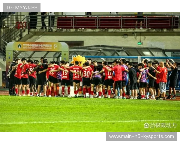 球员在训练后向球迷献球衣，场边温情满满